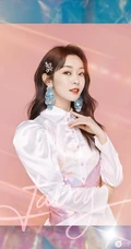 女生宣璐化身甜美温柔桃红美轻熟，端庄优雅，笑颜如花