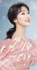 女生宣璐化身甜美温柔桃红美轻熟，端庄优雅，笑颜如花