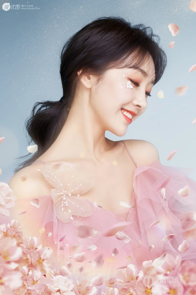 女生宣璐化身甜美温柔桃红美轻熟，端庄优雅，笑颜如花