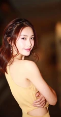 王嵛参加某活动夜晚魅力写真，鹅黄肩带长裙美肩气质