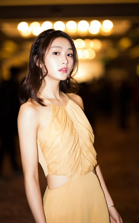 王嵛参加某活动夜晚魅力写真，鹅黄肩带长裙美肩气质