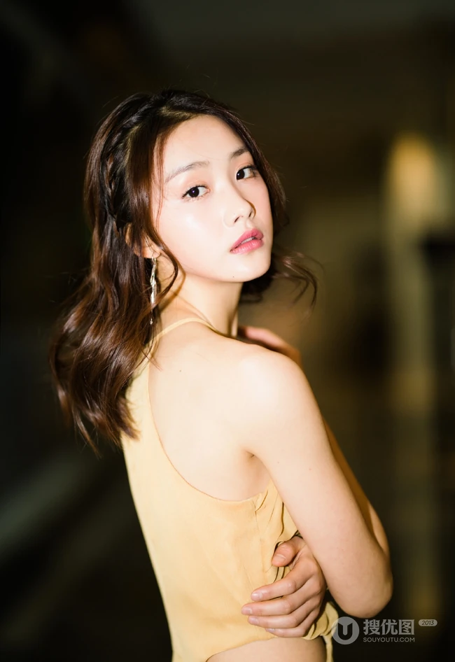 王嵛参加某活动夜晚魅力写真，鹅黄肩带长裙美肩气质