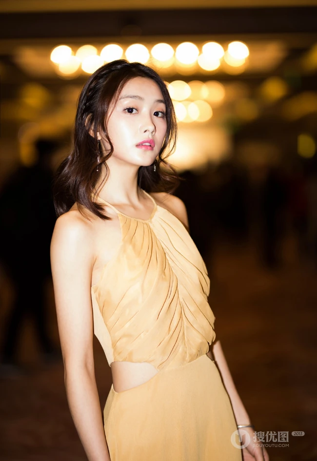 王嵛参加某活动夜晚魅力写真，鹅黄肩带长裙美肩气质