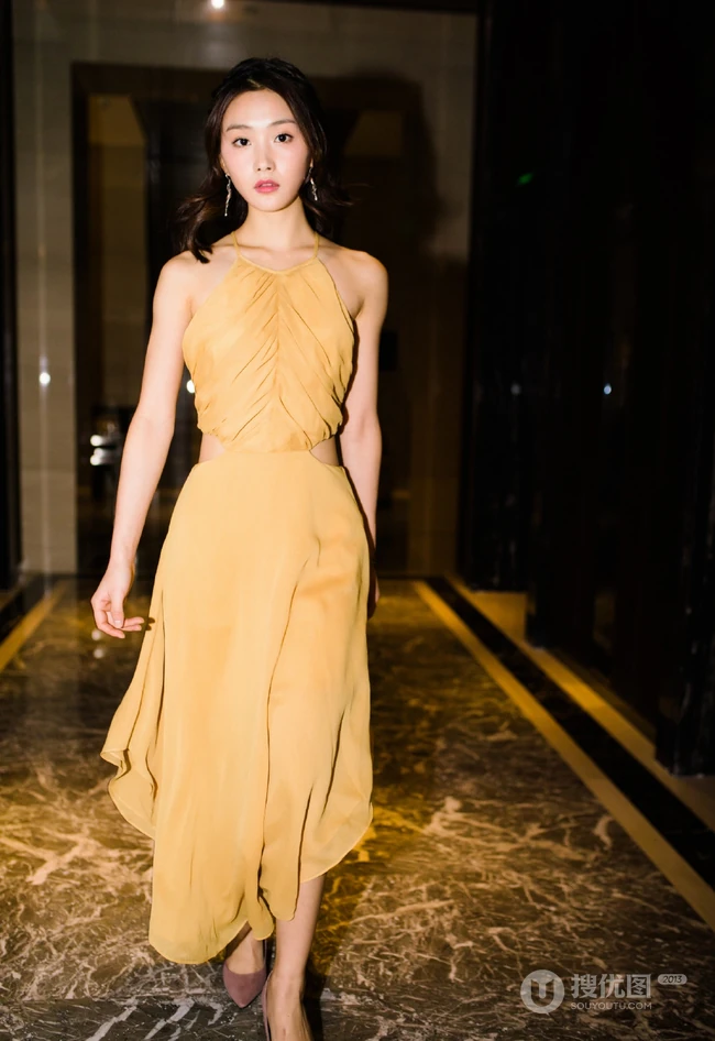 王嵛参加某活动夜晚魅力写真，鹅黄肩带长裙美肩气质