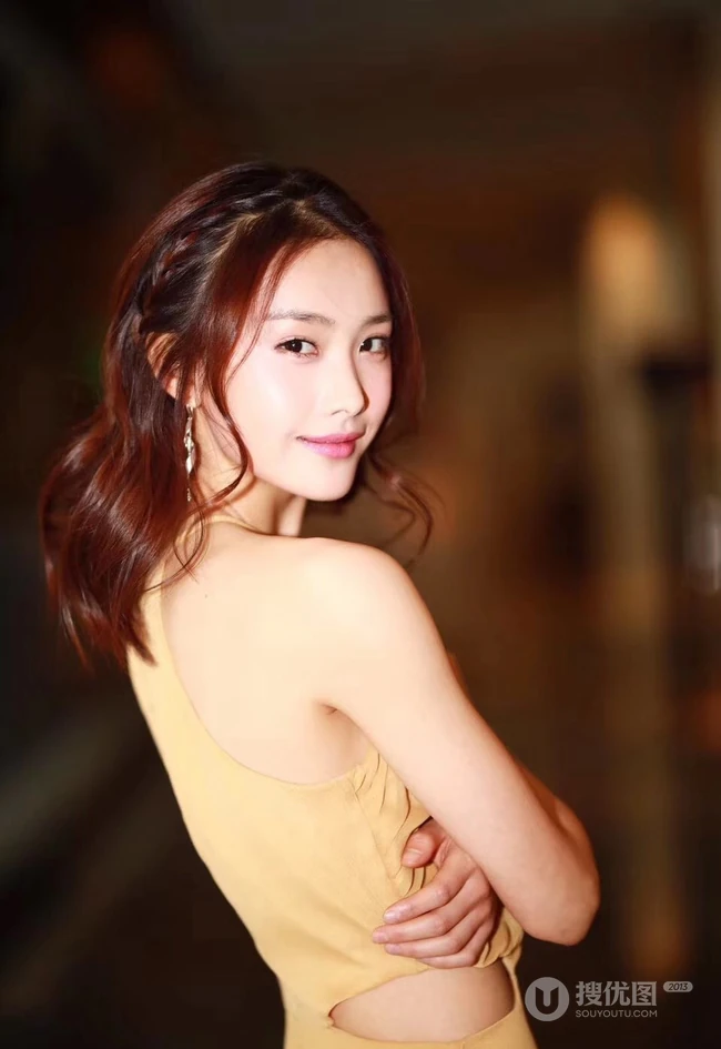 王嵛参加某活动夜晚魅力写真，鹅黄肩带长裙美肩气质