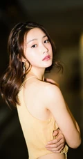 王嵛参加某活动夜晚魅力写真，鹅黄肩带长裙美肩气质