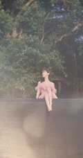 张檬黄昏下湖边超美仙气写真图片，着粉色蕾丝泳装，身材有致