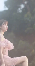 张檬黄昏下湖边超美仙气写真图片，着粉色蕾丝泳装，身材有致