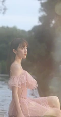 张檬黄昏下湖边超美仙气写真图片，着粉色蕾丝泳装，身材有致