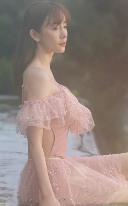 张檬黄昏下湖边超美仙气写真图片，着粉色蕾丝泳装，身材有致