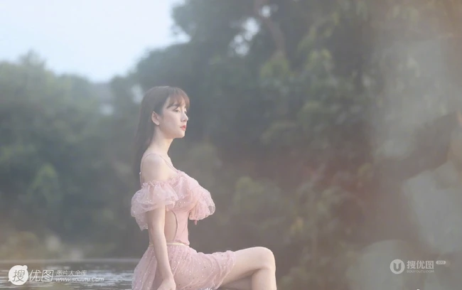 张檬黄昏下湖边超美仙气写真图片，着粉色蕾丝泳装，身材有致