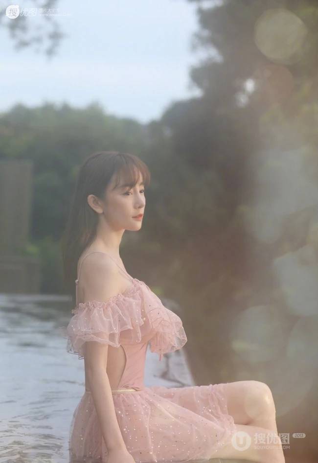 张檬黄昏下湖边超美仙气写真图片，着粉色蕾丝泳装，身材有致