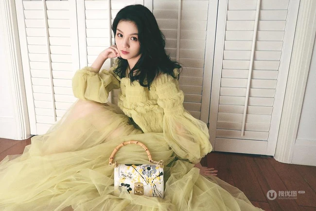 春夏晒自家衣柜前坐地写真，着淡黄色纱裙，慵懒拨发超动人