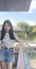 吴宣仪晒居家阳台清凉美照，T恤扎腰搭配超短牛仔裤，神情慵懒