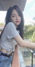 吴宣仪晒居家阳台清凉美照，T恤扎腰搭配超短牛仔裤，神情慵懒