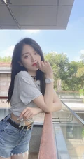 吴宣仪晒居家阳台清凉美照，T恤扎腰搭配超短牛仔裤，神情慵懒