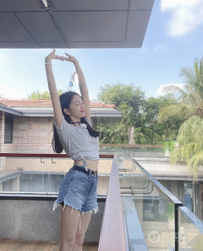 吴宣仪晒居家阳台清凉美照，T恤扎腰搭配超短牛仔裤，神情慵懒