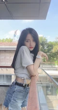 吴宣仪晒居家阳台清凉美照，T恤扎腰搭配超短牛仔裤，神情慵懒