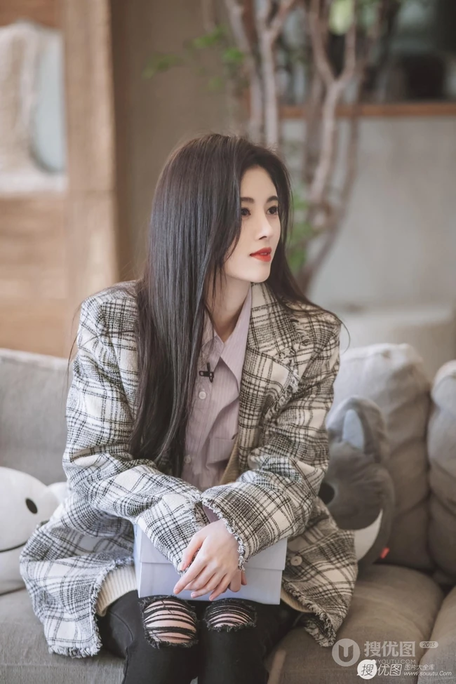 鞠婧祎《朋友请听好》剧中超美图片集，笑容甜美，眼神温柔