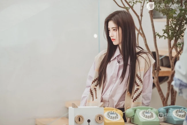 鞠婧祎《朋友请听好》剧中超美图片集，笑容甜美，眼神温柔