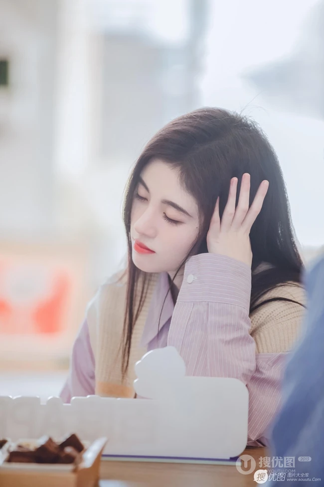 鞠婧祎《朋友请听好》剧中超美图片集，笑容甜美，眼神温柔