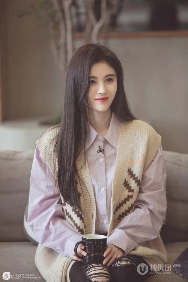 鞠婧祎《朋友请听好》剧中超美图片集，笑容甜美，眼神温柔