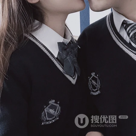 秀恩爱的年轻情侣接吻真人一人一半头像3月29日推荐