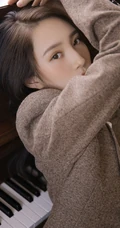 钢琴架前的白皙气质女生，穿着男友西装T恤的别样魅惑力