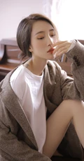 钢琴架前的白皙气质女生，穿着男友西装T恤的别样魅惑力