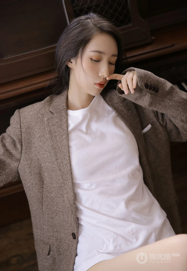 钢琴架前的白皙气质女生，穿着男友西装T恤的别样魅惑力