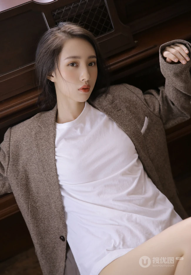 钢琴架前的白皙气质女生，穿着男友西装T恤的别样魅惑力