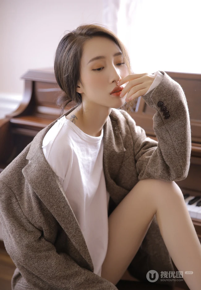 钢琴架前的白皙气质女生，穿着男友西装T恤的别样魅惑力