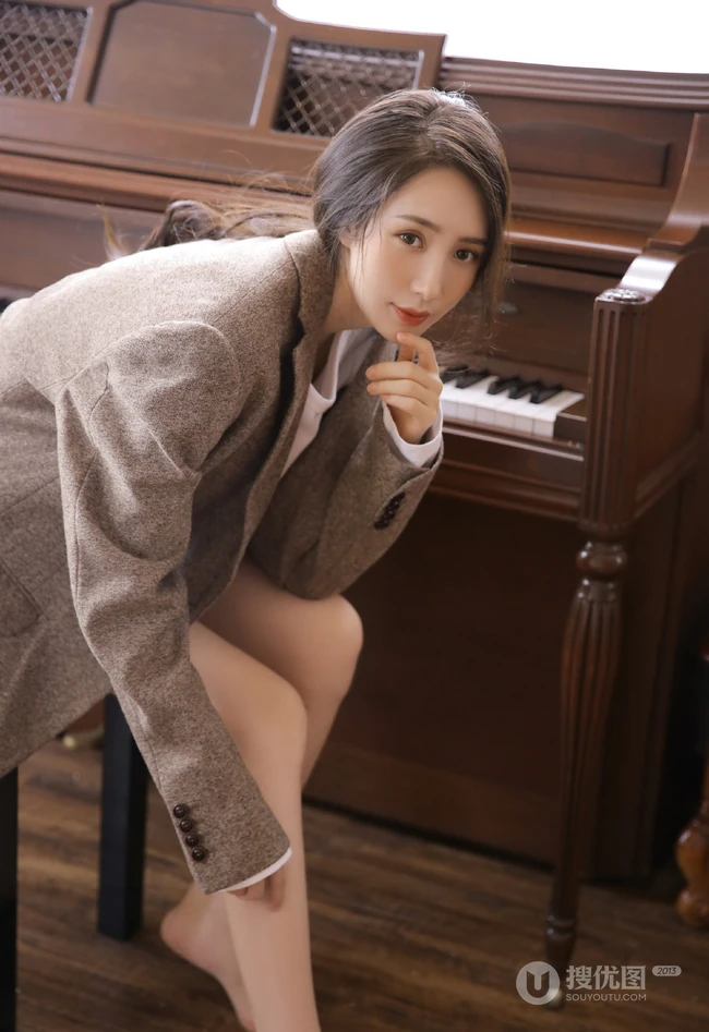 钢琴架前的白皙气质女生，穿着男友西装T恤的别样魅惑力
