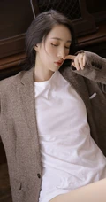 钢琴架前的白皙气质女生，穿着男友西装T恤的别样魅惑力