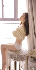 特有魅力的女孩，穿着和餐布一样的镂空上衣，一眼爱上的感觉
