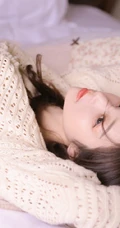 特有魅力的女孩，穿着和餐布一样的镂空上衣，一眼爱上的感觉