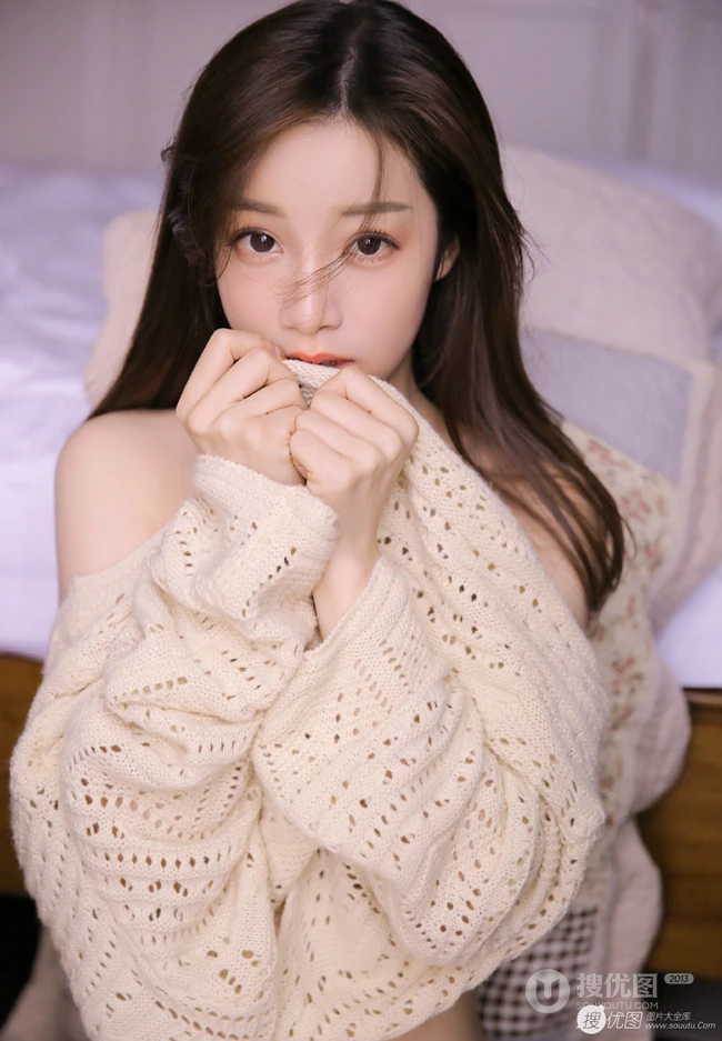 特有魅力的女孩，穿着和餐布一样的镂空上衣，一眼爱上的感觉