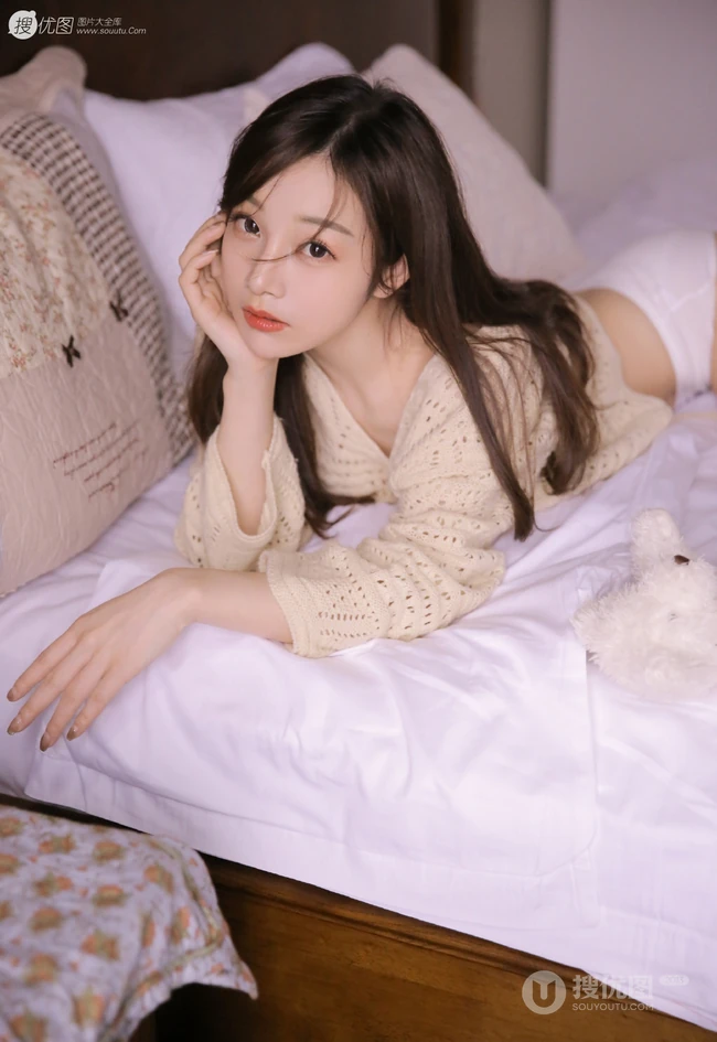 特有魅力的女孩，穿着和餐布一样的镂空上衣，一眼爱上的感觉