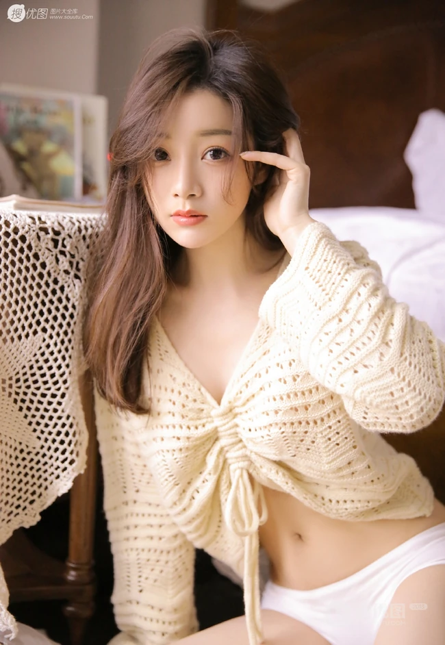 特有魅力的女孩，穿着和餐布一样的镂空上衣，一眼爱上的感觉