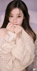 特有魅力的女孩，穿着和餐布一样的镂空上衣，一眼爱上的感觉