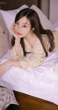 特有魅力的女孩，穿着和餐布一样的镂空上衣，一眼爱上的感觉