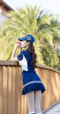 运动女生杨紫嫣蓝衣短裙清新街拍美图，白袜加肉丝，线条感修长