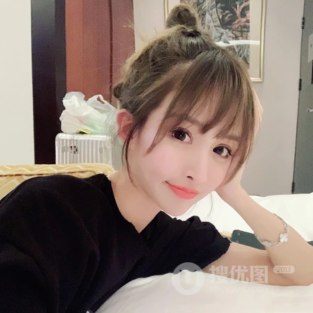 萌萌可爱的丸子头小姐姐搞怪表情头像图片