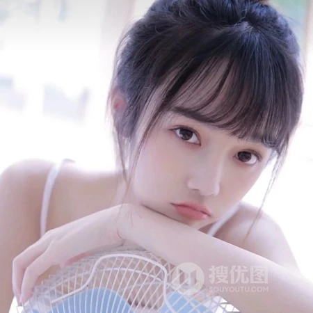 萌萌可爱的丸子头小姐姐搞怪表情头像图片