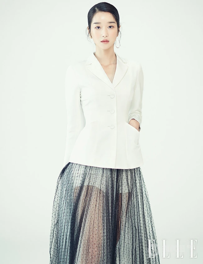 韩国女艺人徐睿知清美优雅杂志封面写真图片
