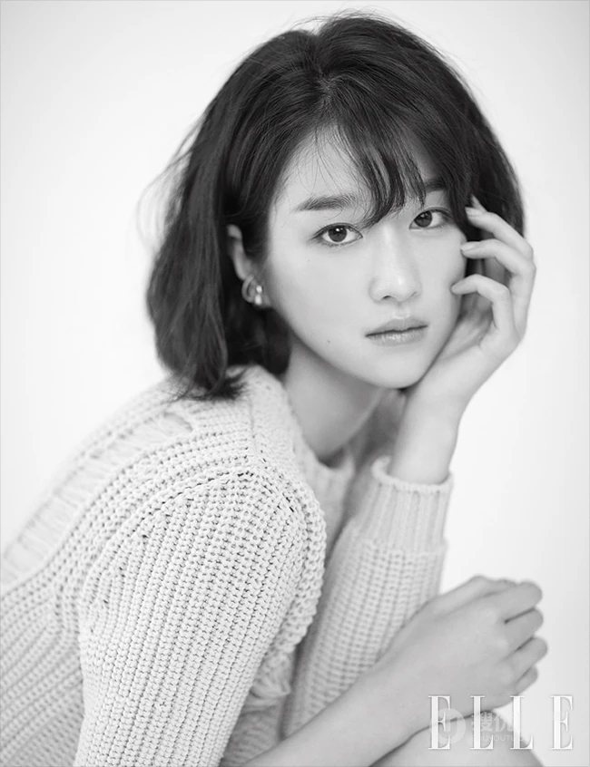 韩国女艺人徐睿知清美优雅杂志封面写真图片