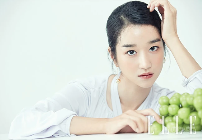 韩国女艺人徐睿知清美优雅杂志封面写真图片