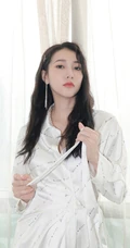 弦子气质慵懒居家丝质白衣睡裙写真图片