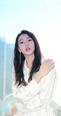 弦子气质慵懒居家丝质白衣睡裙写真图片