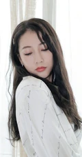 弦子气质慵懒居家丝质白衣睡裙写真图片